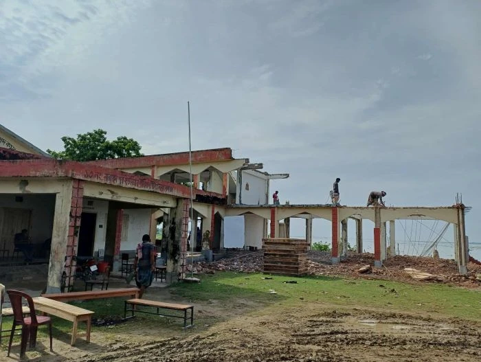 পদ্মা-মহানন্দার ভাঙনে হুমকিতে জনপদ, সরানো হচ্ছে নারায়ণপুর ইউপি ভবন, স্থায়ী বাঁধের দাবি
